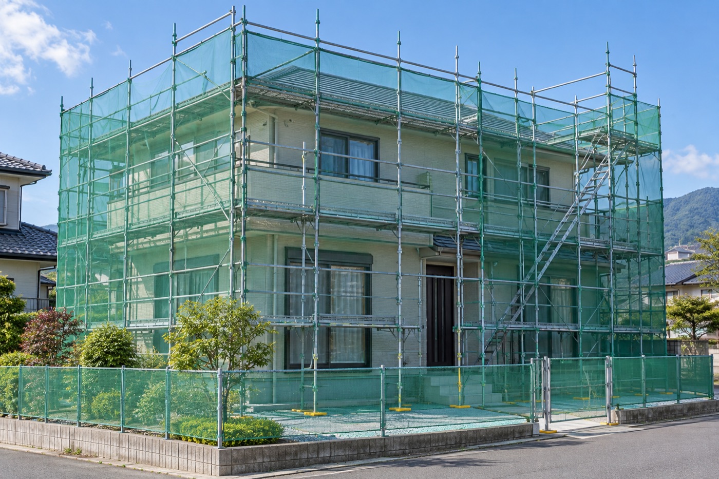 足場を組んだ住宅（AI生成のサンプル）